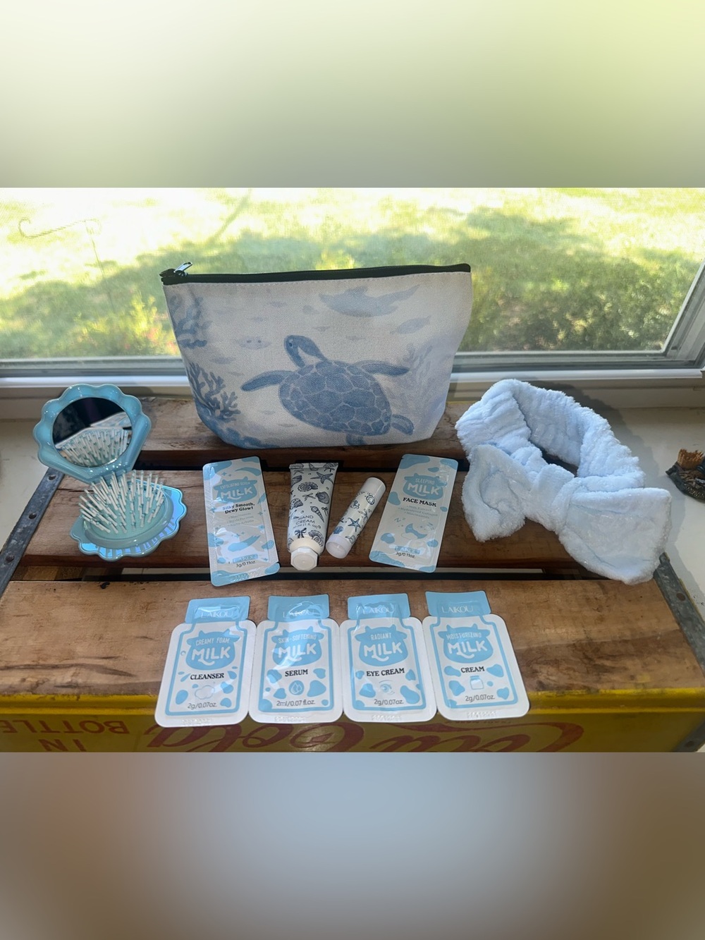Cosmetic bag (1) with a seashell brush, headband, hand lotion, lip balm, skincar - Picture 3 of 14